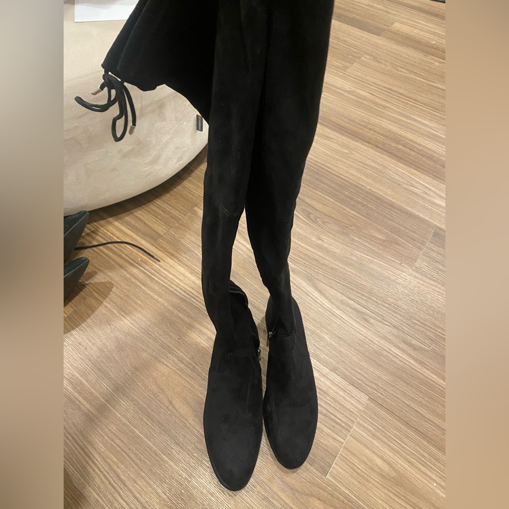 Marc Fisher knee high flat black boots suede size 9m I’ve the knee boots winter